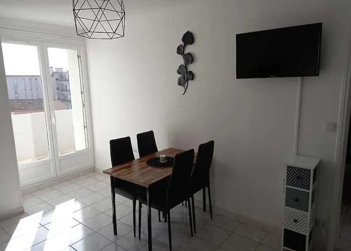 Appart 2/4 Pers Proche Centre Avec Balcon, Parking
